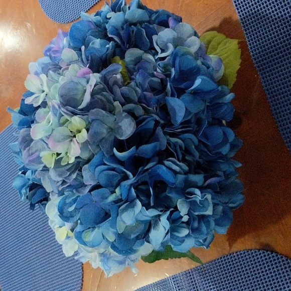 Faux hydrangea ceramic arrangement - Picture 2 of 4